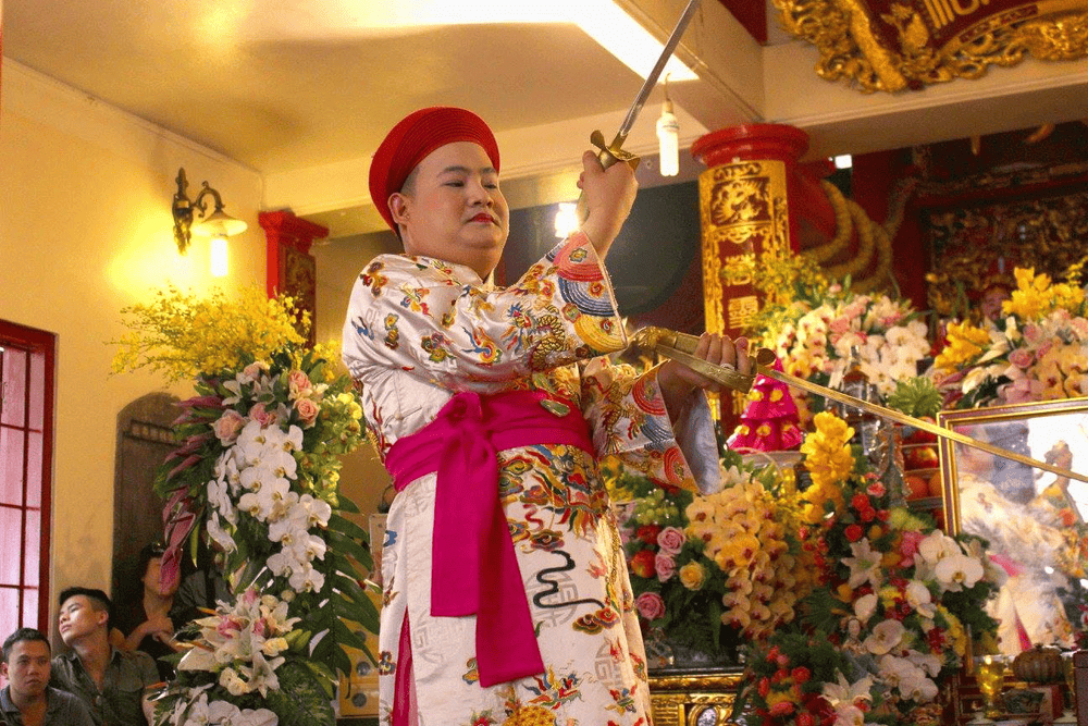 Phủ Tây Hồ thường xuyên diễn ra các buổi lễ hầu đồng - một trong những hoạt động tín ngưỡng của đạo Mẫu Việt Nam (Nguồn: PHỦ TÂY HỒ)